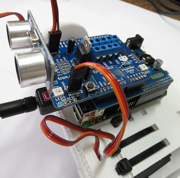 File:SimpleBot with ultrasonic and servos.jpg